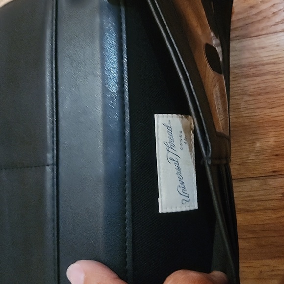 Universal Thread Target Wallet - Picture 3 of 3